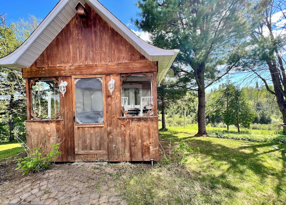 Saguenay-lac-saint-jean Getaway 3-bedroom Holiday Cottage With Garden View