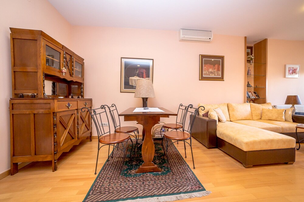 Art Deco Apartment view 3
