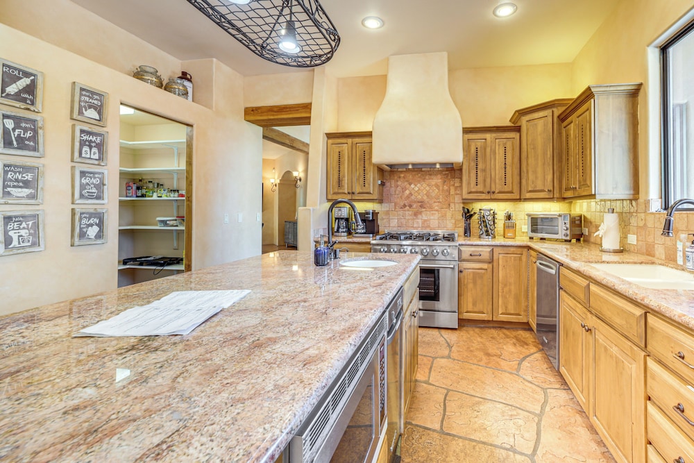 1/2 Mi to Airport Mesa! Hot Tub Haven w/ Mtn Views