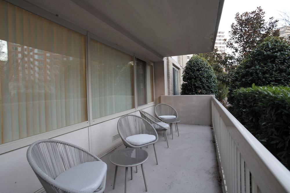 Modern Apt Near Airport in Cystal City