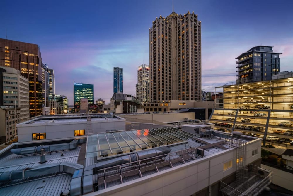 Chic & Spacious CBD Loft - 2 Beds & City view 5