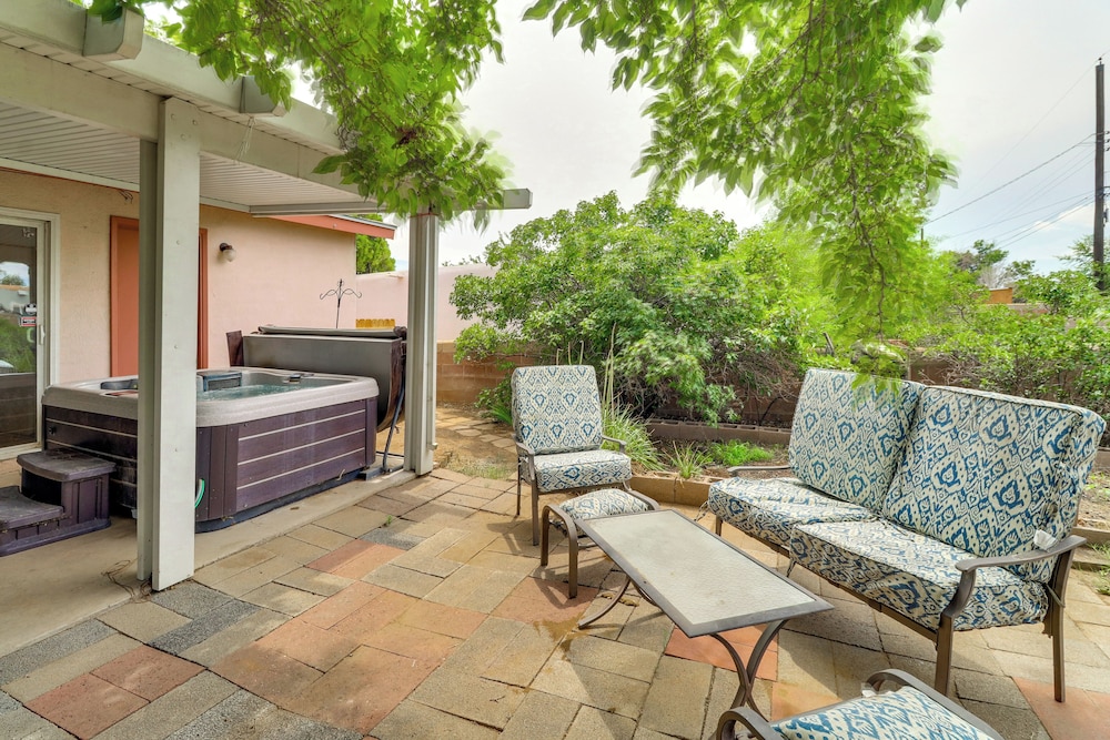 Pets Welcome: Hot Tub Haven in Albuquerque!