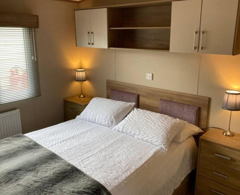 Luxury 2 Bedroom Holiday Home on Beachside Park view 3
