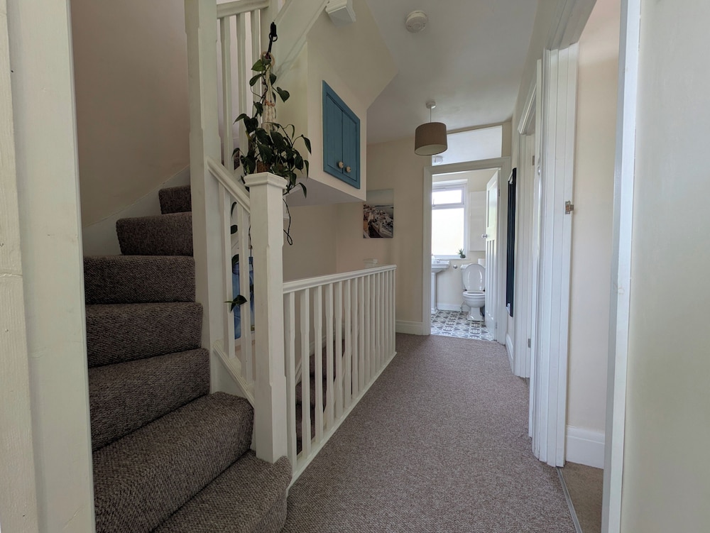 Cherry View House. 3-beds - Sleeps up to 8, Garden & Parking. Short Stays of all Types Welcome