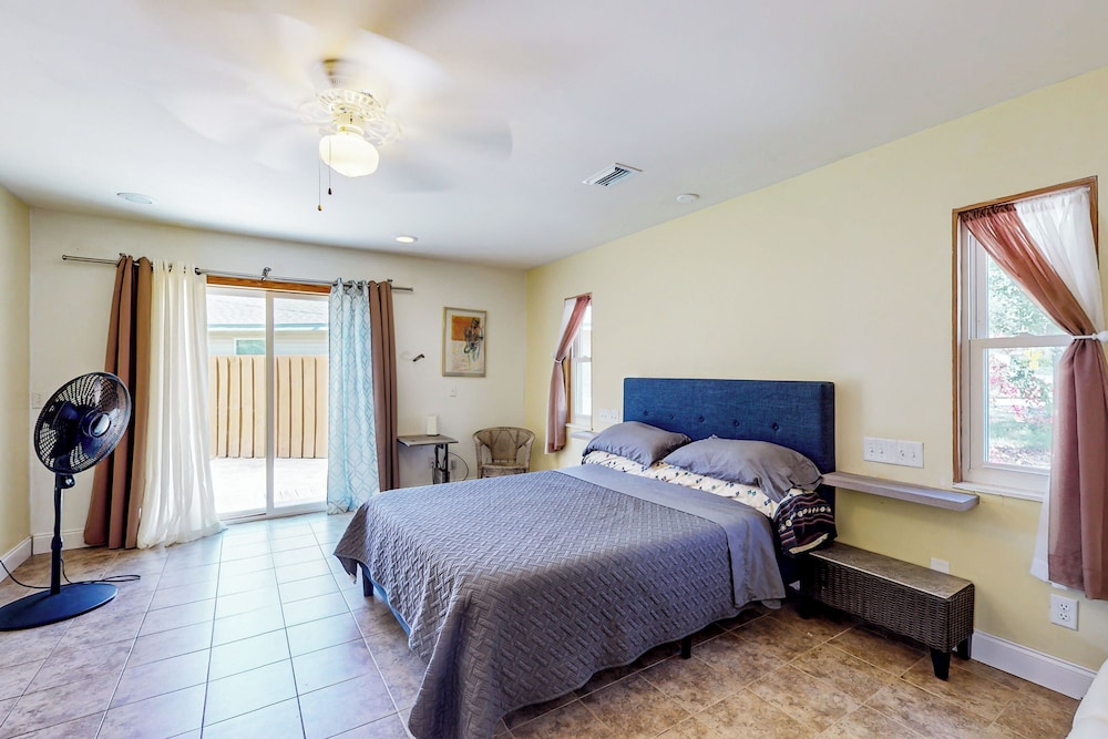 3BR Dog-friendly Home w/ Pool, Fireplace, W/d, A/C