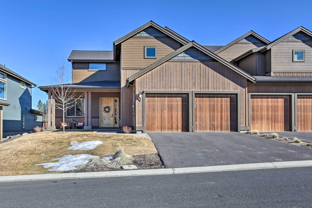 Modern Mtn Oasis w/ Patio, Hot Tub & Grill!