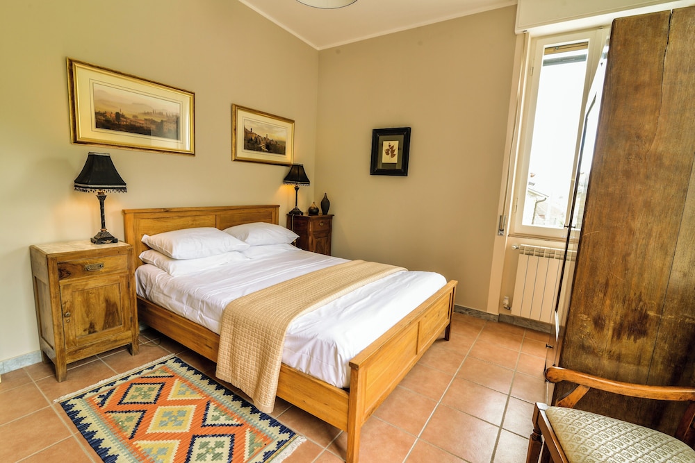 Villa 3 Bed 4 Bath Sleeps 8 Pool Hot tub Air Con