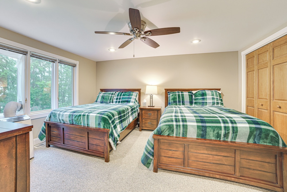 Sunroom, Dining Pavilion & More: Gem on Burt Lake!