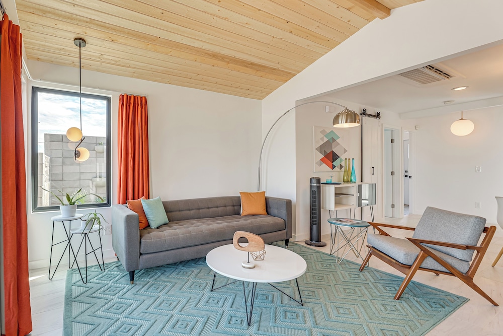Walkable Downtown Chandler Oasis w/ Private Patio