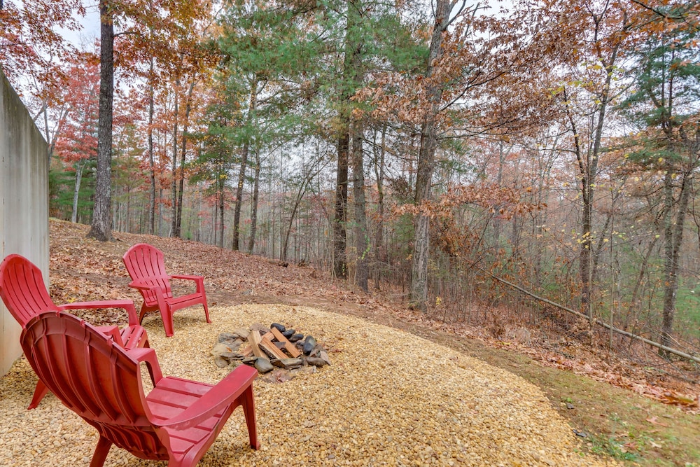 Blue Ridge Cabin w/ Hot Tub, 5 Mi to Downtown!