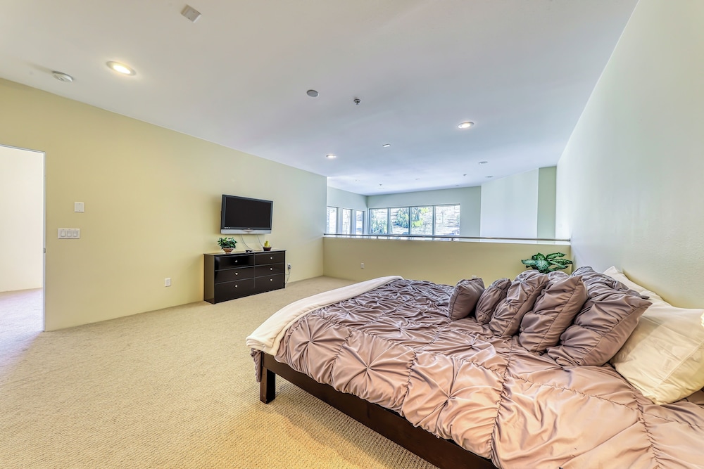 Modern 1BR Mountain View Balcony Steps to Lift