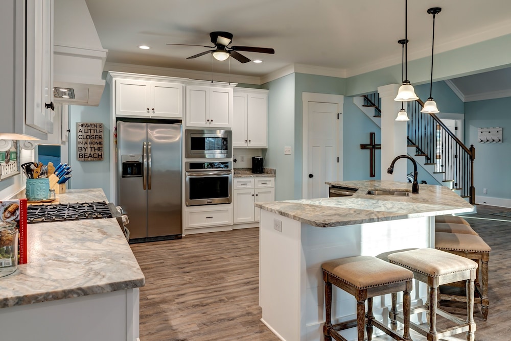 Great Escape To Dauphin Island - Fun For The Whole Family! Tremendous Gulf Views - One Minute To The Boardwalk! 6 Bedroom Home by RedAwning view 4