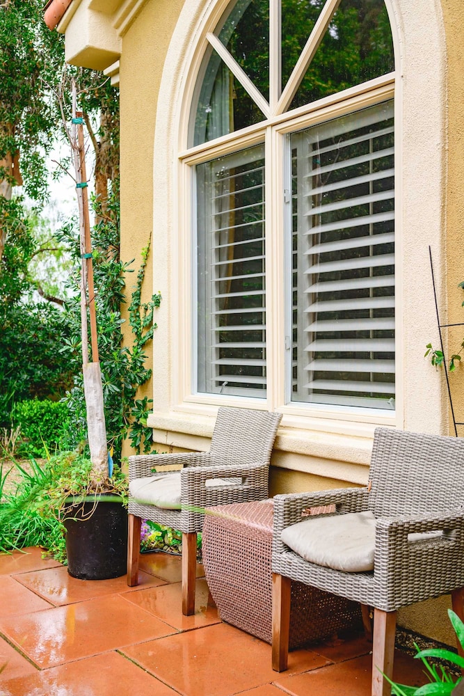 Elegant Villa Retreat Pool Garden Alfresco Lounge