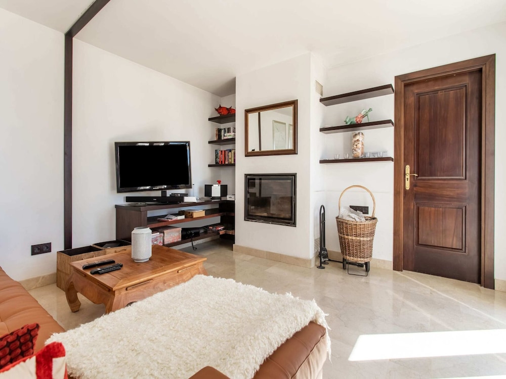 Villa in Granada With Sea Views & Pool