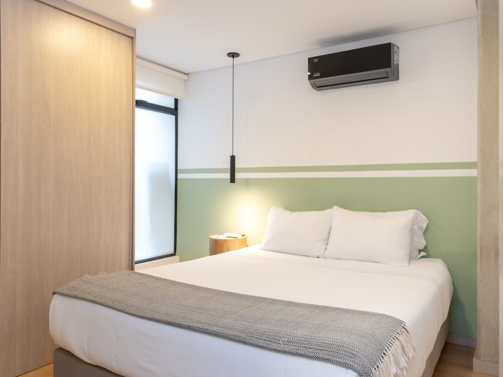 Spectacular 3 BR w Balcony in Laureles Medell n