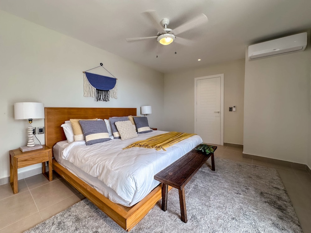 4 Bedroom Beach Penthouse w Private Rooftop