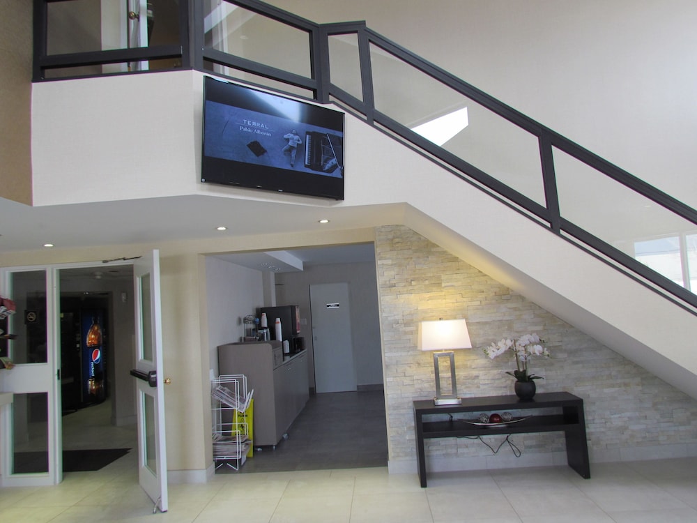 Trois-rivieres Vacations - Comfort Inn Trois-Rivieres - Property Image 3