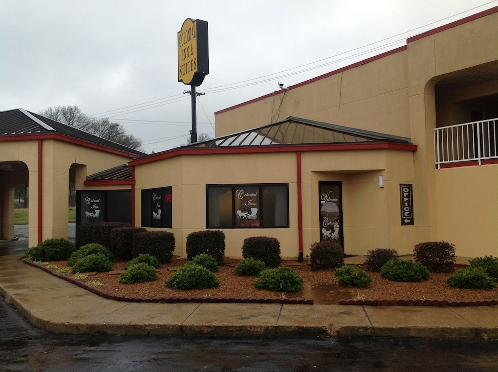 Hotel Colonial Inn & Suites