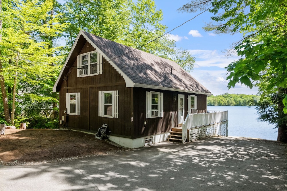 Idyllic Lakeside Getaway 4 Bedroom Home by RedAwning