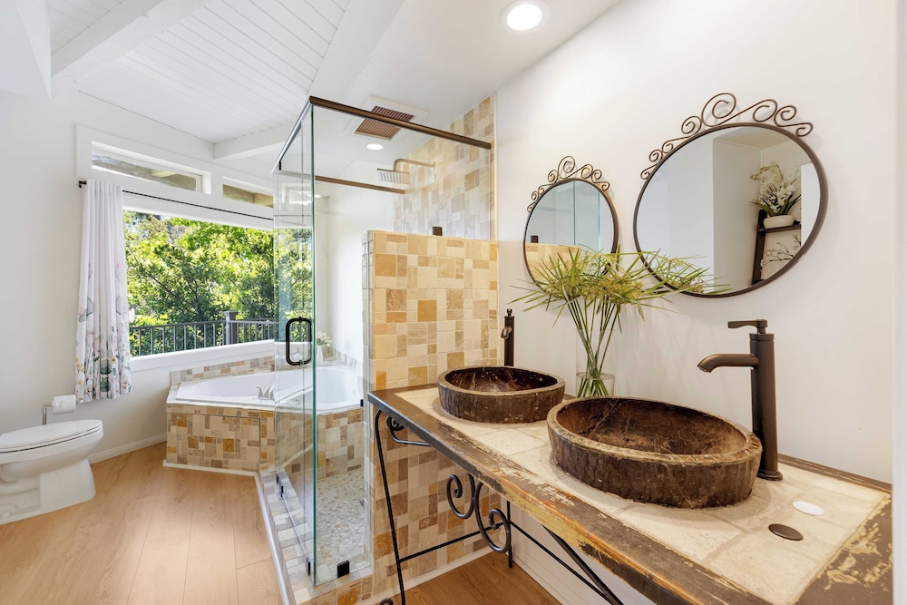 Designer Retreat w/ Pool, Firepits, Panoramic Views The Lake House at Malibu