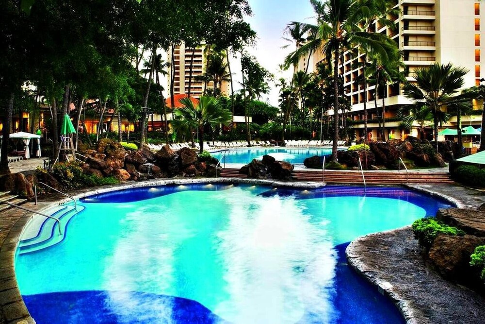 Room in Holiday House - Hgvc Hawaiian Village Resort & Spa, Hot Tub, Pool! view 3