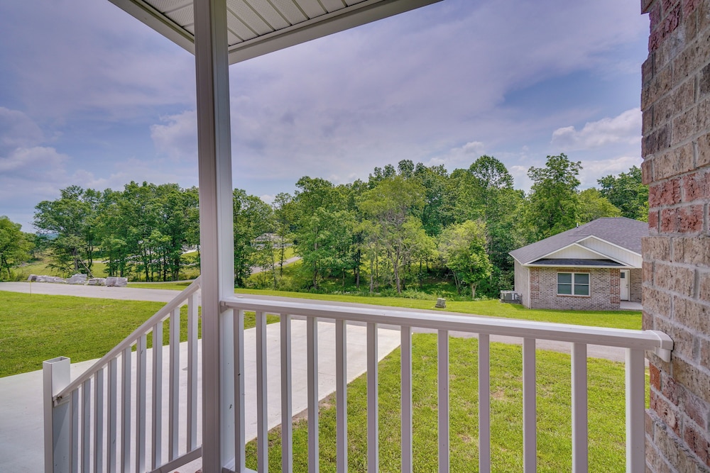 1 Mi to Dtwn Crossville: Spacious Home w/ Patio!