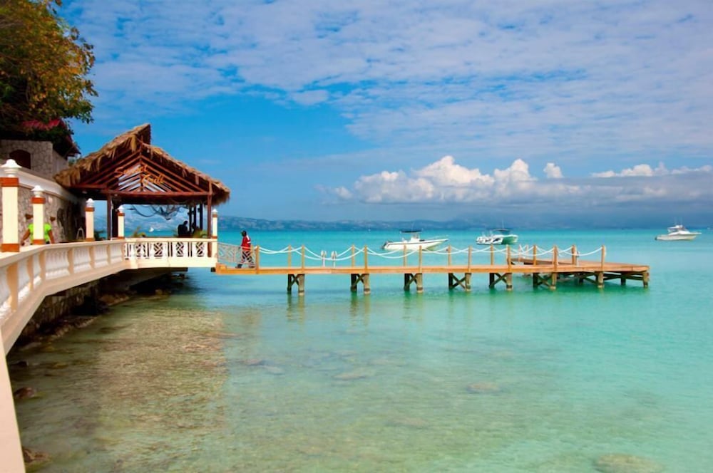 Abaka Bay Resort