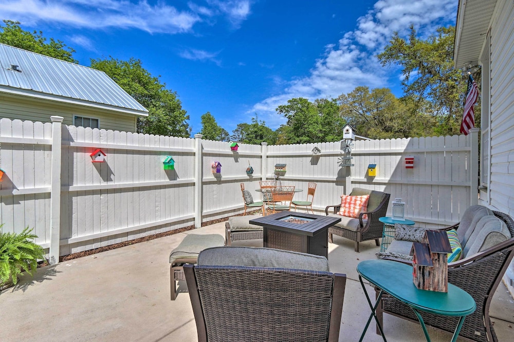 Hotel Charming Bluffton Escape w/ Patio & Gas Grill - Image 1