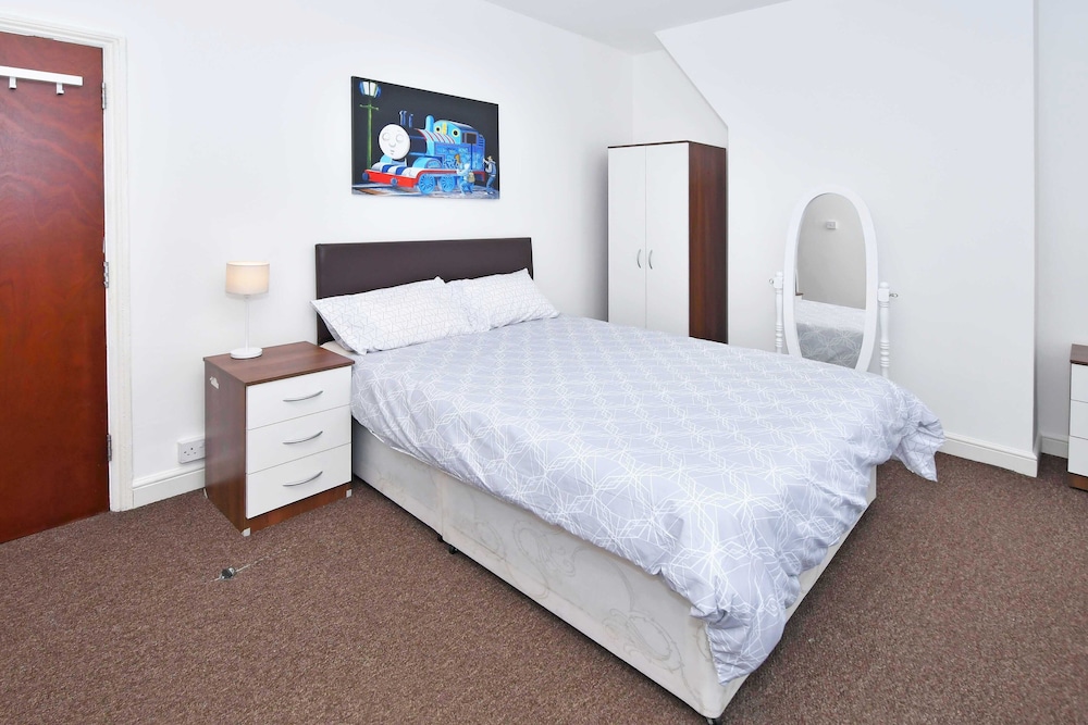 Townhouse @ 66 Rose Street Stoke view 2