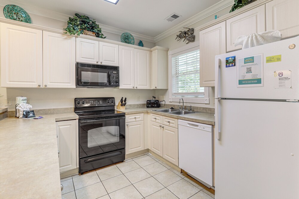 Golf Course Getaway w/ Pool Access in Myrtle Beach