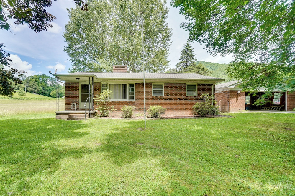 Robbinsville Retreat - Creekside Home w/ Deck!
