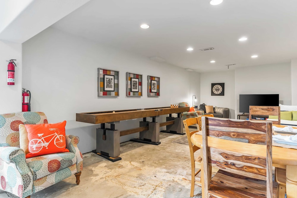Scenic North Shore Stay w/ Games, Near Snow Summit Lakeview Lodge by Avantstay