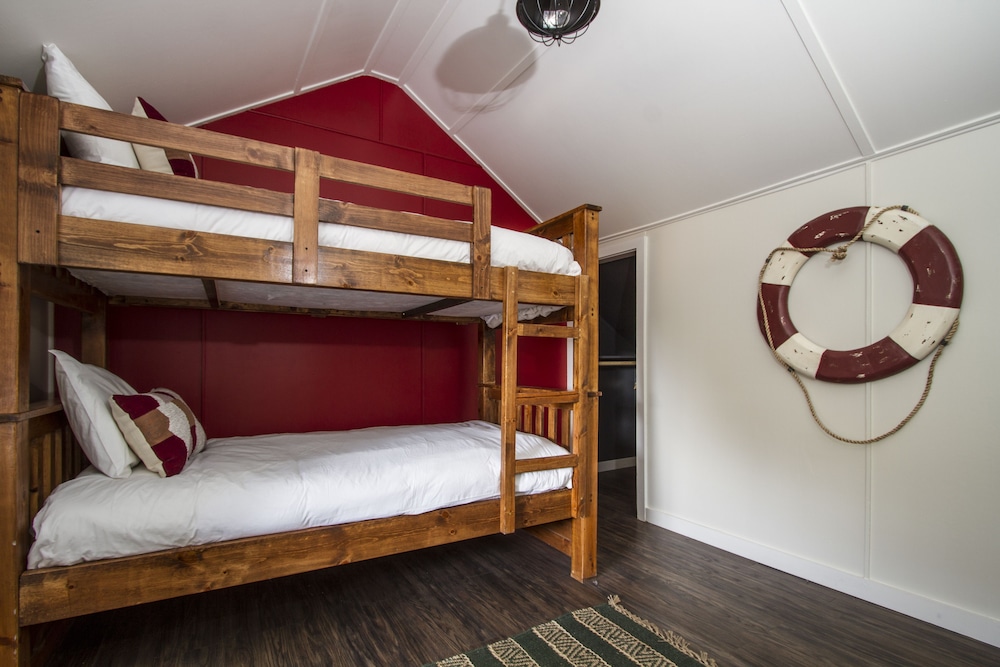 Noon Lodge at Mallard Bay