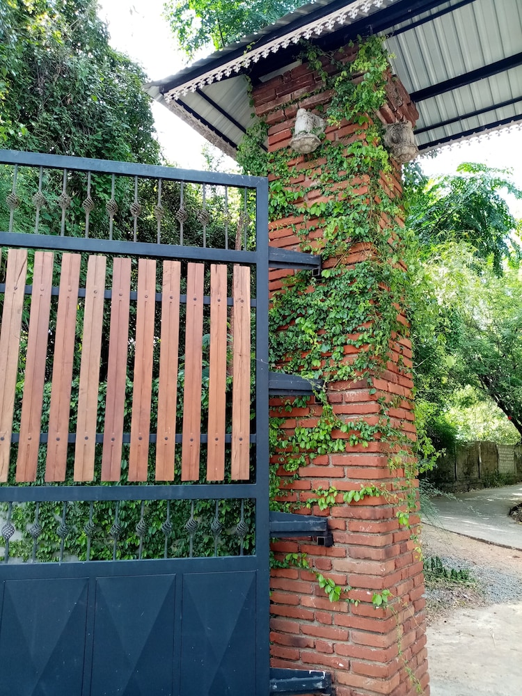 The Crown Hotel Dambulla view 4