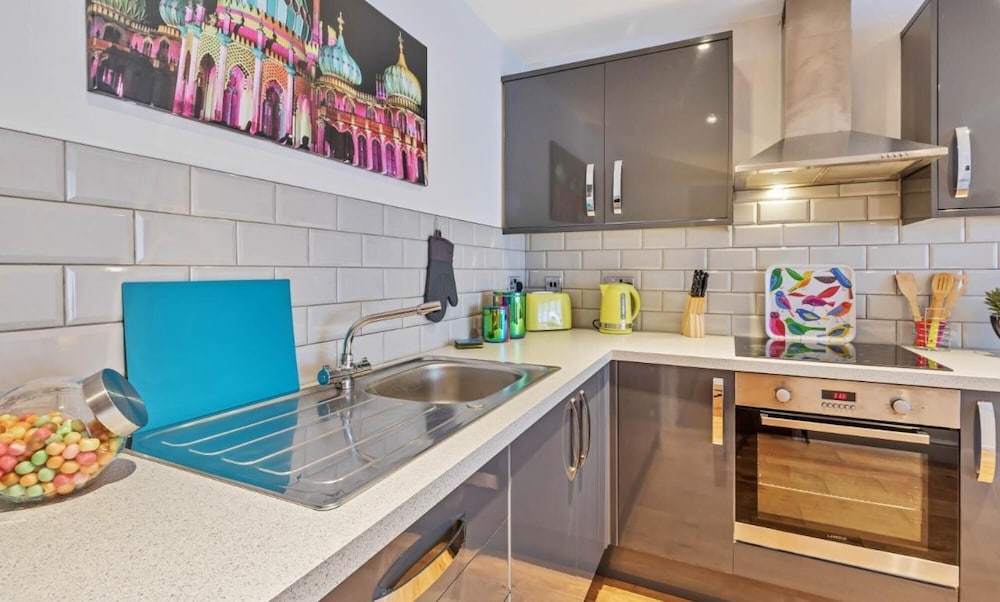Rainbow Studio - Spacious City Centre - Close to sea - Sleeps 1 to 3 Guests