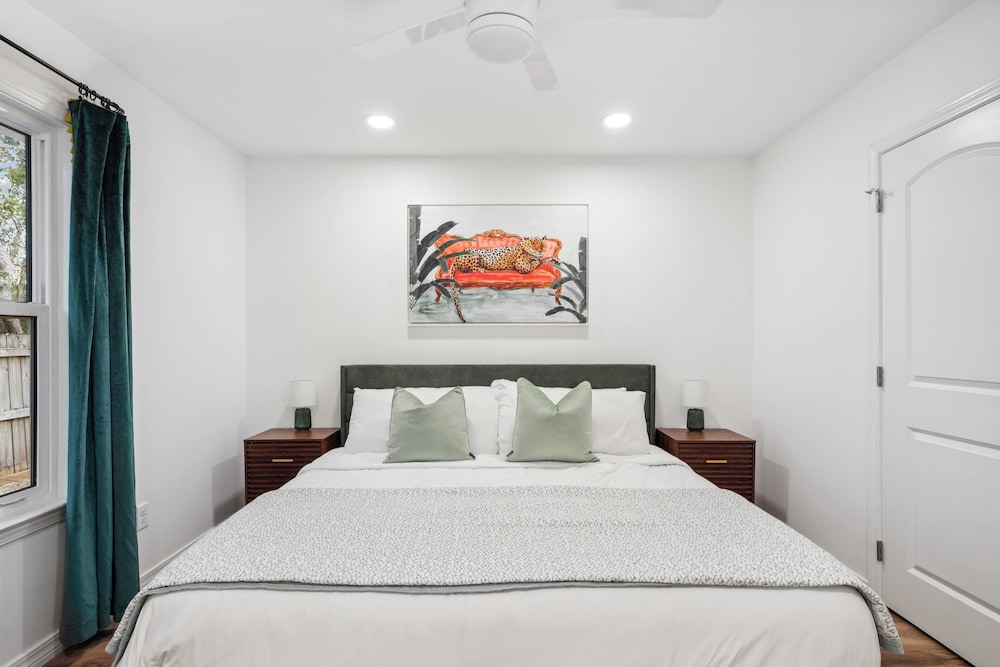 Dolphin Days by Avantstay Pool, 0.2mi to Beach!