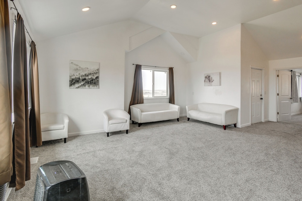 Balcony & Stunning Views: Airy Apt in Idaho Falls