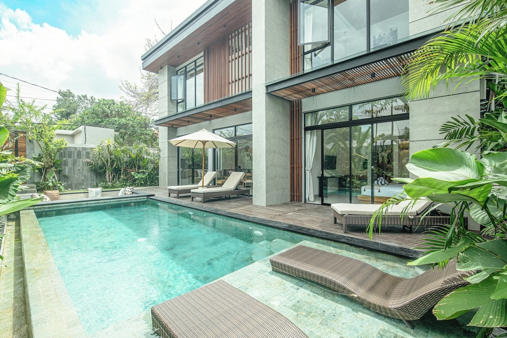Luxury 5BR Retreat, 400m From Café Del Mar Shore