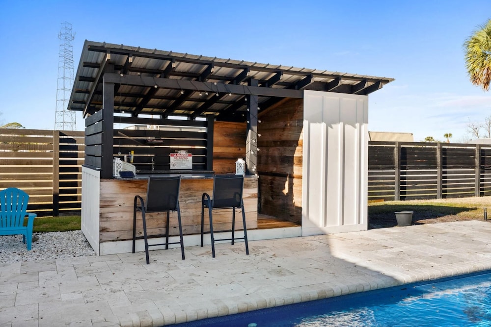 Beach House - 6th Street Retreat by PHG