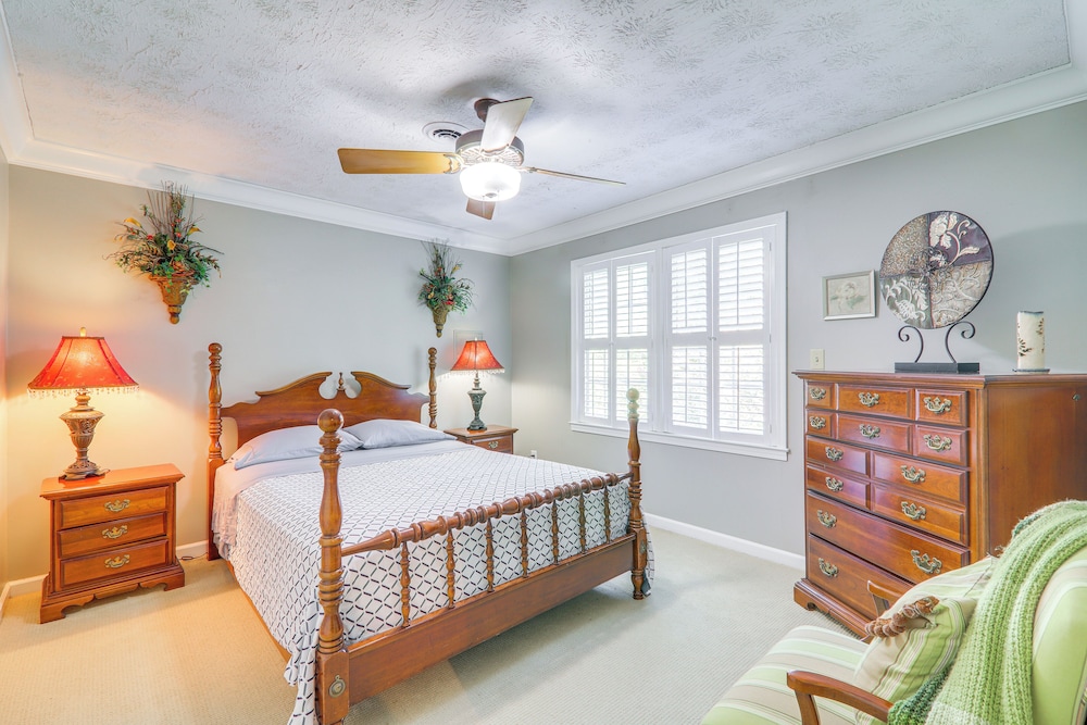 Game Room + Pond: Spacious Gainesville Getaway!