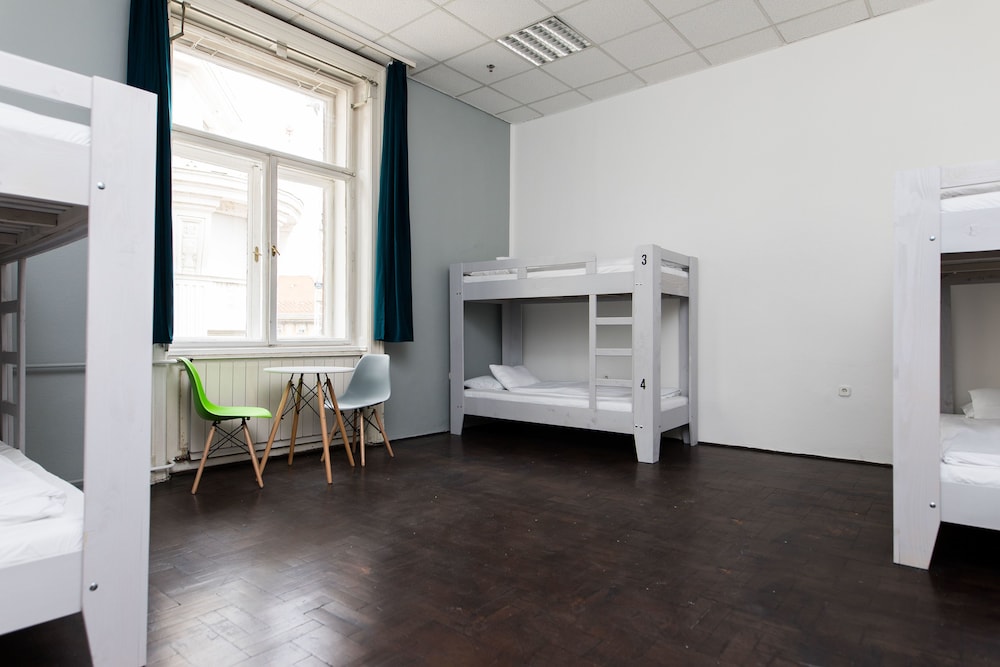 2B Hostel & Rooms