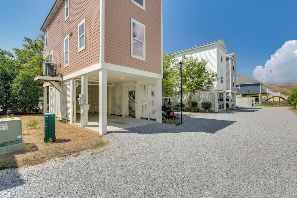 Walk to Beach: Cottage w/ Yard in Pass Christian!