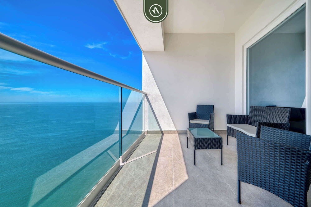 New Oceanfront 1 BR Condo - Gym - Beach - Pool