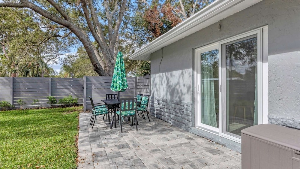 Downtown Sarasota Private Vacation Home - Minutes To Beaches, Beautiful Backyard, And Pet-friendly! 3 Bedroom Home