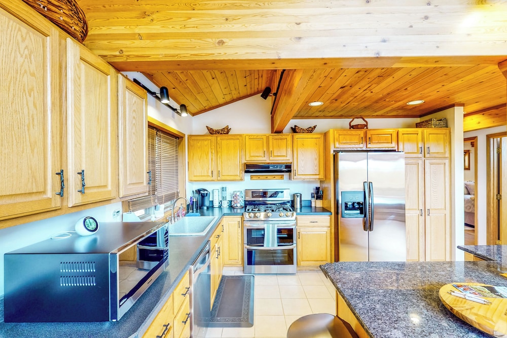 3BR Home w/ Private Hot Tub, Kayaks & Lake Views