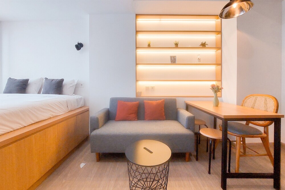Modern And Cozy Studio At Collins Boulevard Apartment