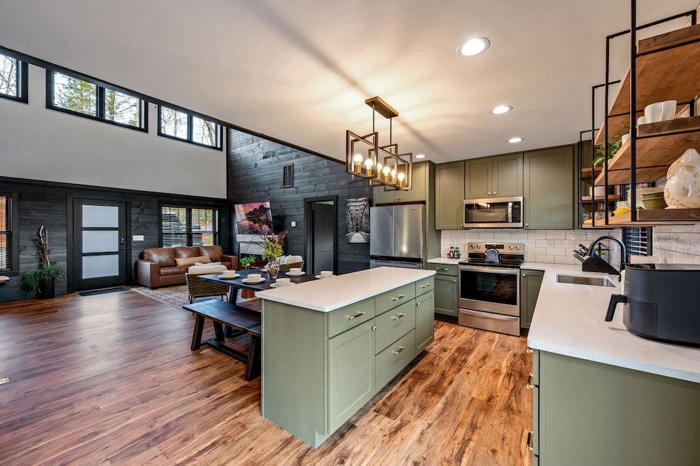 Game Room-hot Tub-10 Mins to Downtown Gatlinburg