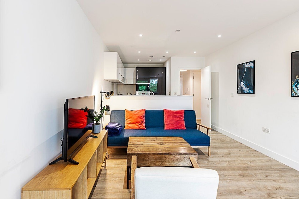 Modern 2-bed Flat With Terraces in Leyton