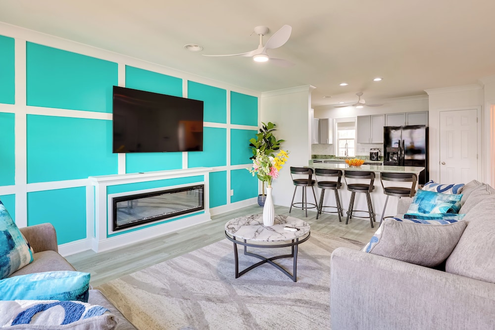 Walk to Ocean: Carolina Beach Condo w/ 2 Balconies