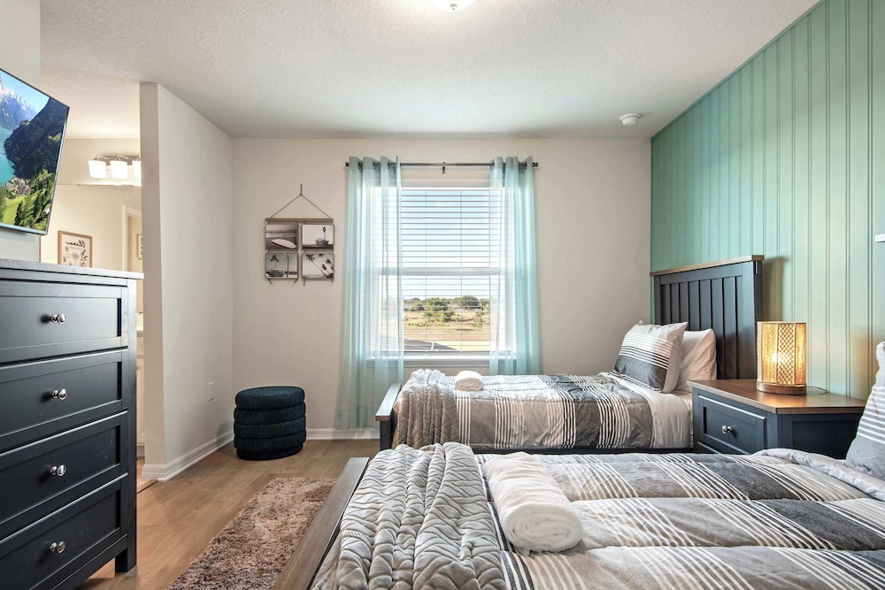 Bright & Spacious 7BR Pool Villa w/ Game Loft New Windsor Cay Resort Near Disney